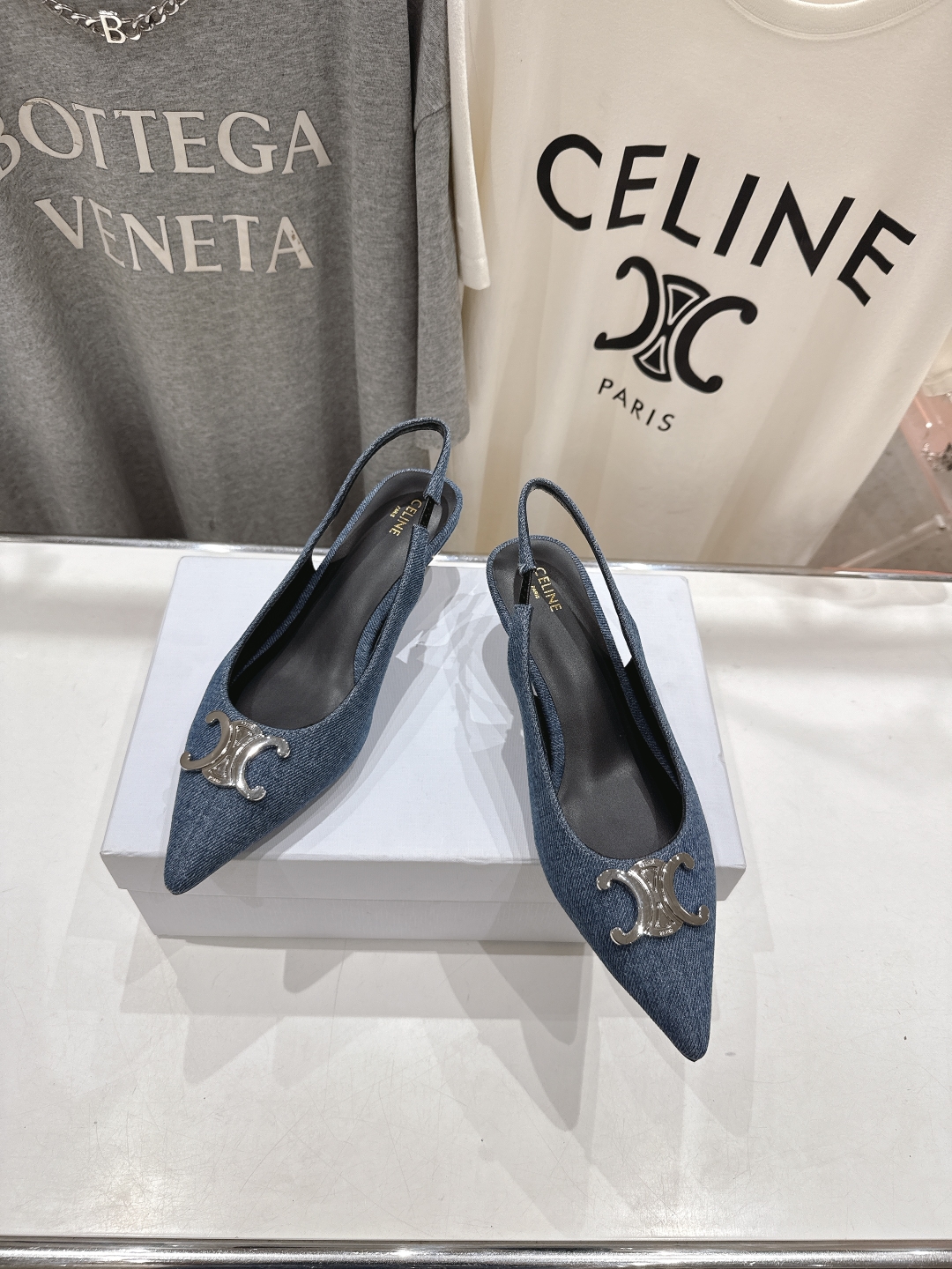 高版本出厂
 「CELINE」赛琳25ss·早春最美⚜️黑银尖头小猫跟高跟鞋～
思琳标志性的五金扣高级优