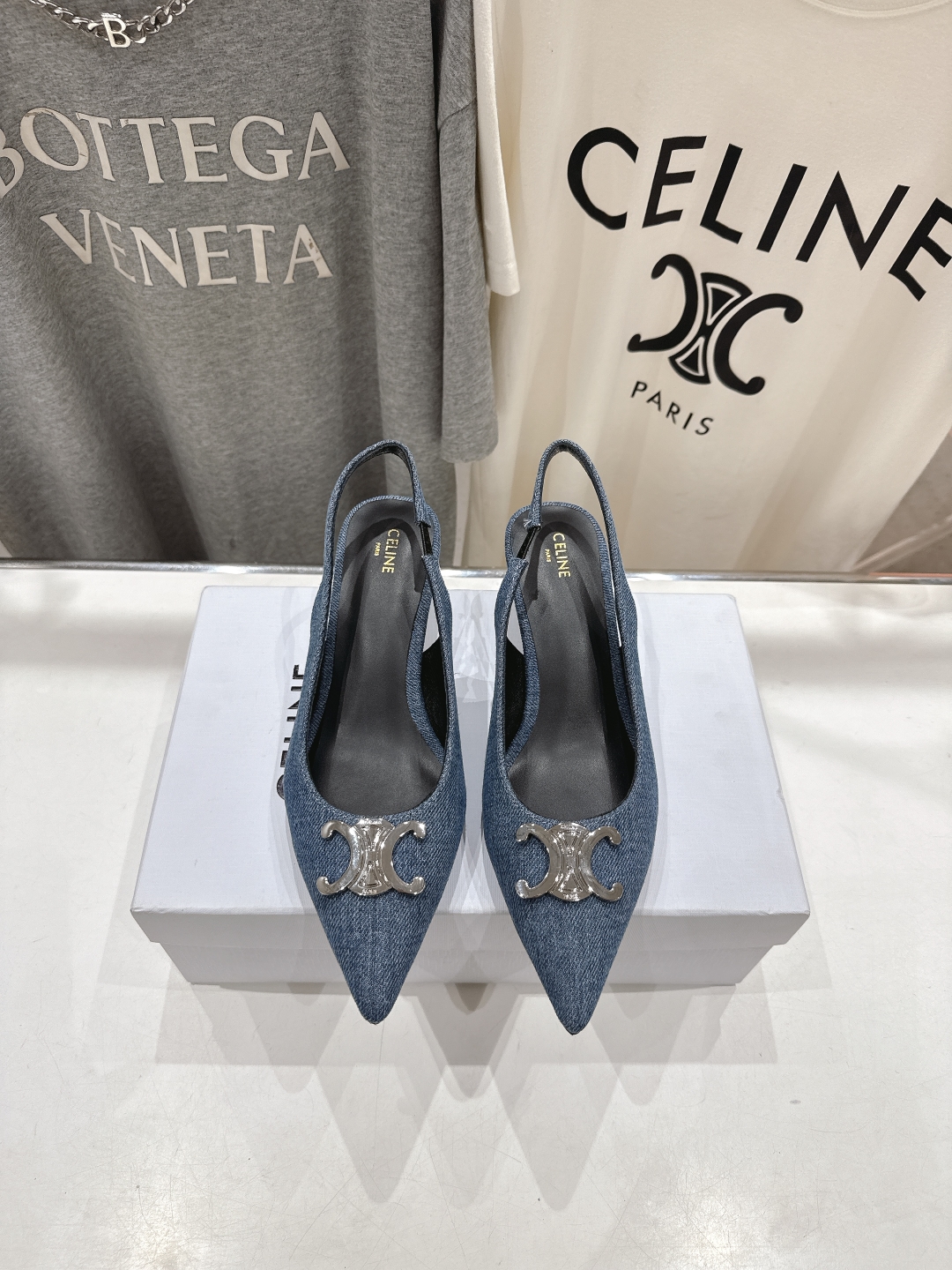 高版本出厂
 「CELINE」赛琳25ss·早春最美⚜️黑银尖头小猫跟高跟鞋～
思琳标志性的五金扣高级优