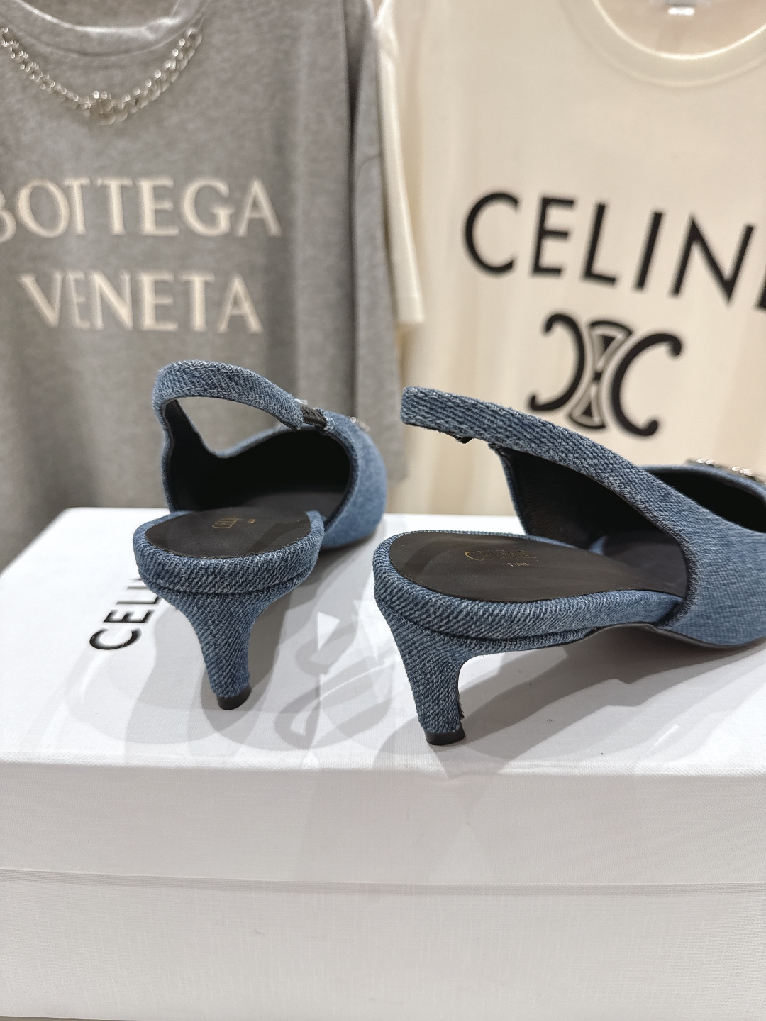 高版本出厂
 「CELINE」赛琳25ss·早春最美⚜️黑银尖头小猫跟高跟鞋～
思琳标志性的五金扣高级优