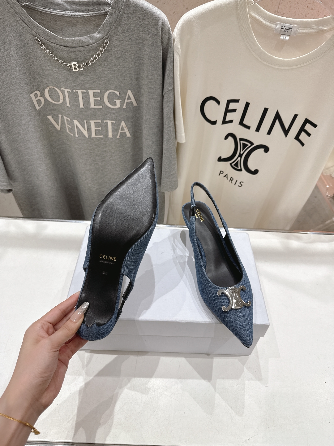 高版本出厂
 「CELINE」赛琳25ss·早春最美⚜️黑银尖头小猫跟高跟鞋～
思琳标志性的五金扣高级优