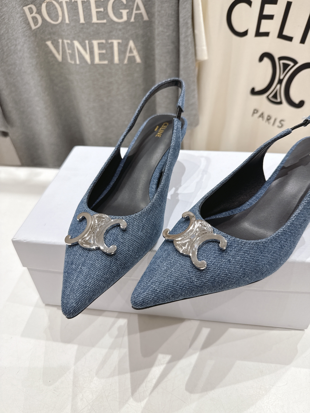 高版本出厂
 「CELINE」赛琳25ss·早春最美⚜️黑银尖头小猫跟高跟鞋～
思琳标志性的五金扣高级优