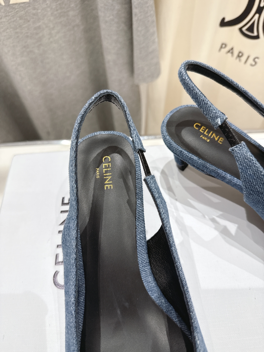 高版本出厂
 「CELINE」赛琳25ss·早春最美⚜️黑银尖头小猫跟高跟鞋～
思琳标志性的五金扣高级优