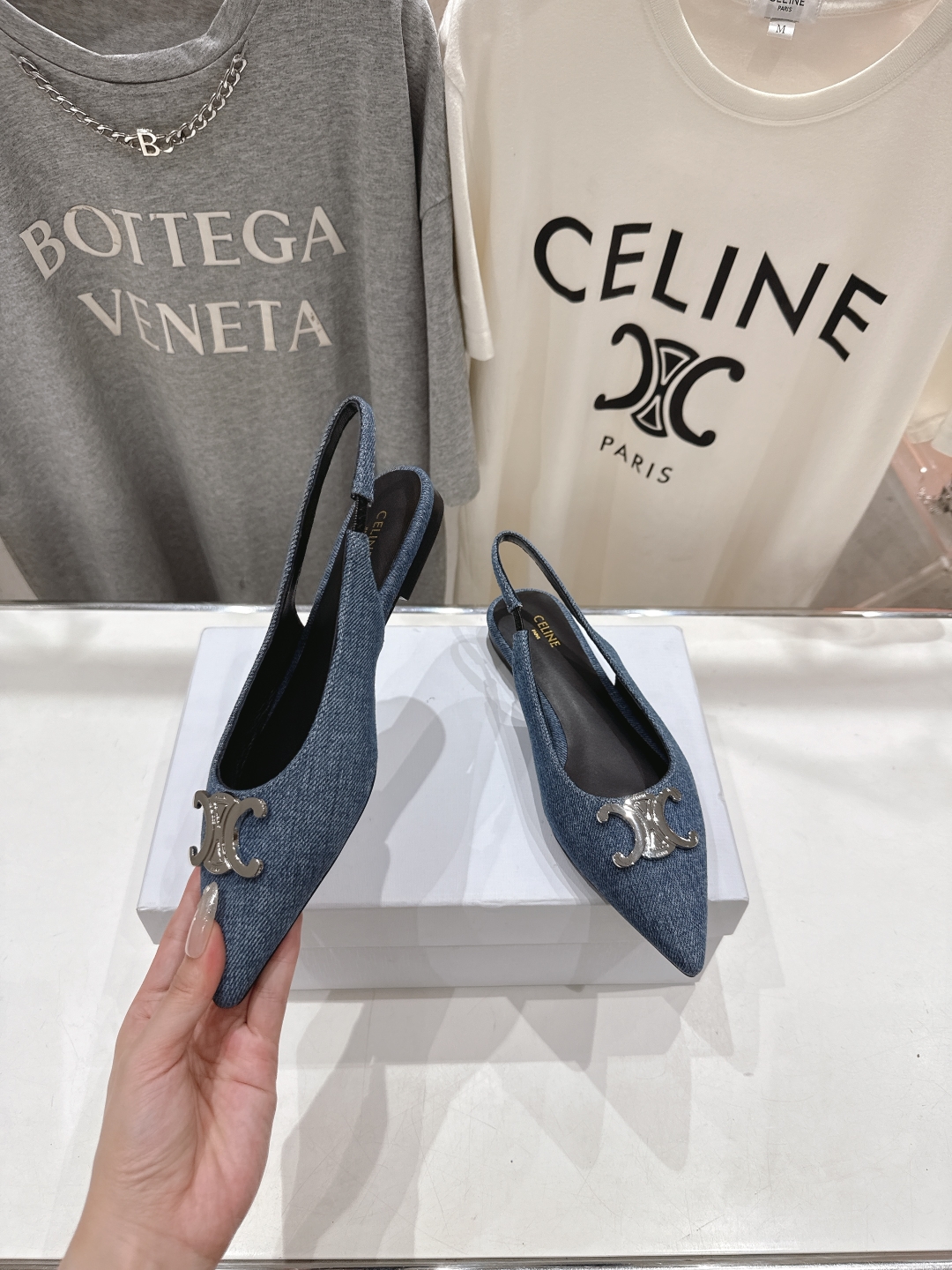 高版本出厂
 「CELINE」赛琳25ss·早春最美⚜️黑银尖头小猫跟高跟鞋～
思琳标志性的五金扣高级优