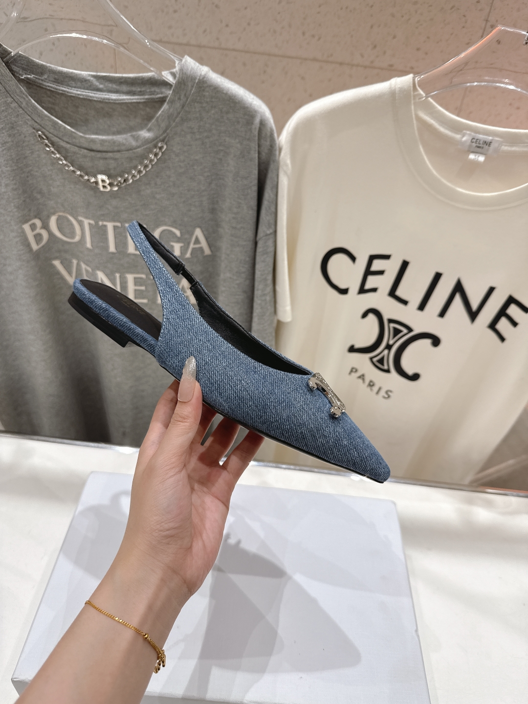 高版本出厂
 「CELINE」赛琳25ss·早春最美⚜️黑银尖头小猫跟高跟鞋～
思琳标志性的五金扣高级优