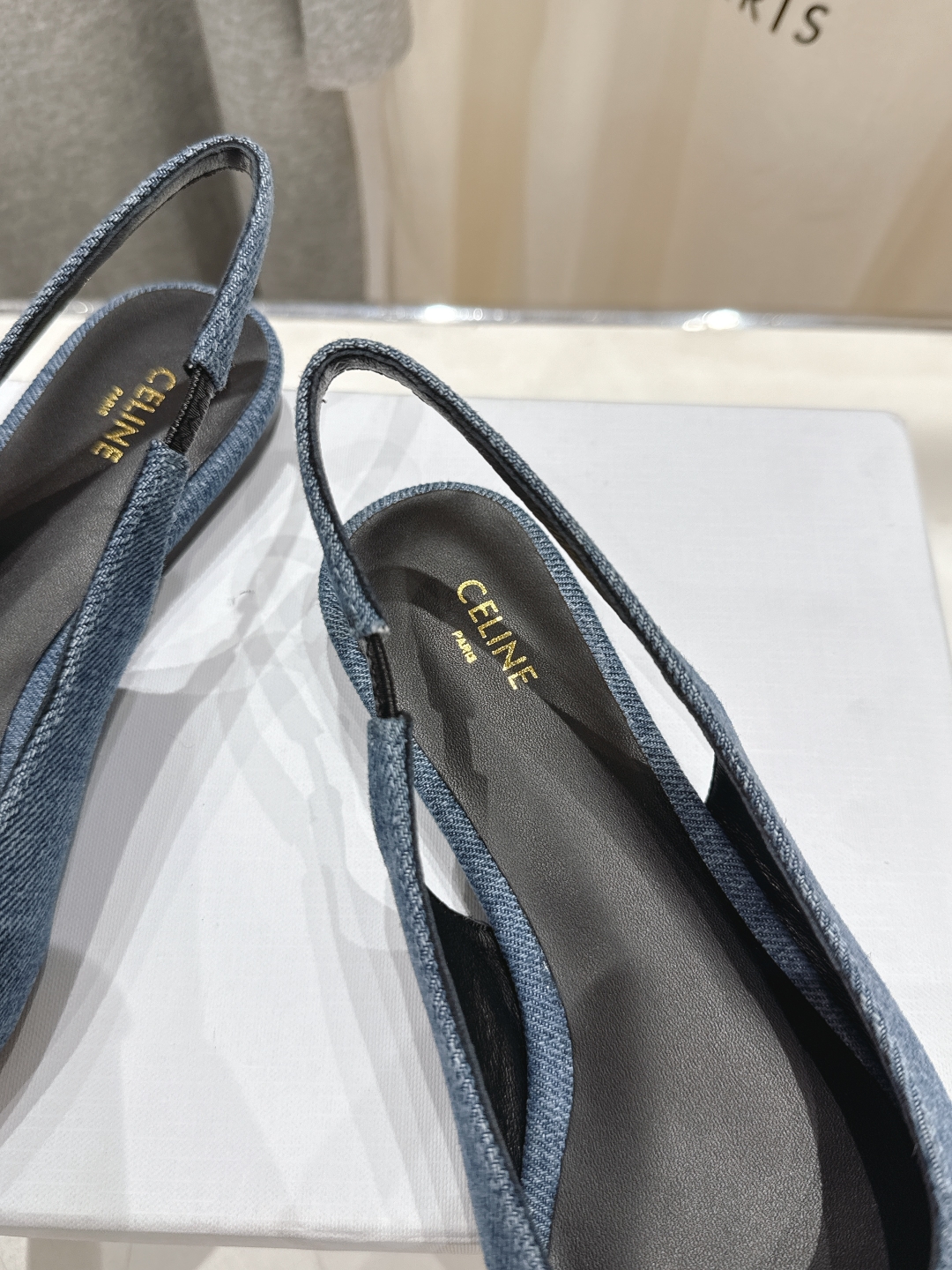 高版本出厂
 「CELINE」赛琳25ss·早春最美⚜️黑银尖头小猫跟高跟鞋～
思琳标志性的五金扣高级优