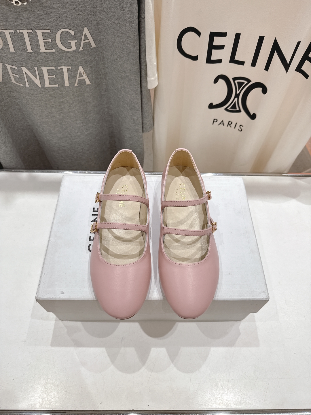 高版本出厂
  CELINE*赛琳2025ss新款玛丽珍平底乐福鞋单鞋

网红爆款来袭！各大网红抢先体验