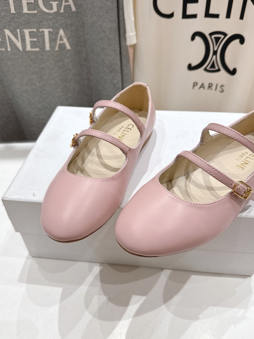 高版本出厂
  CELINE*赛琳2025ss新款玛丽珍平底乐福鞋单鞋

网红爆款来袭！各大网红抢先体验