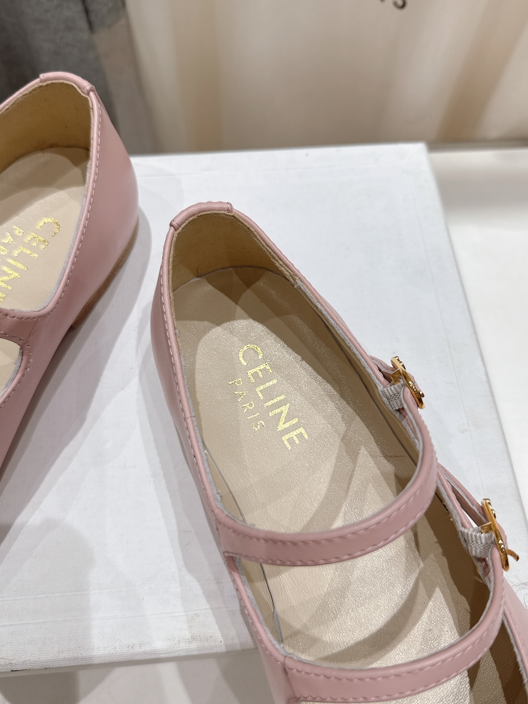 高版本出厂
  CELINE*赛琳2025ss新款玛丽珍平底乐福鞋单鞋

网红爆款来袭！各大网红抢先体验