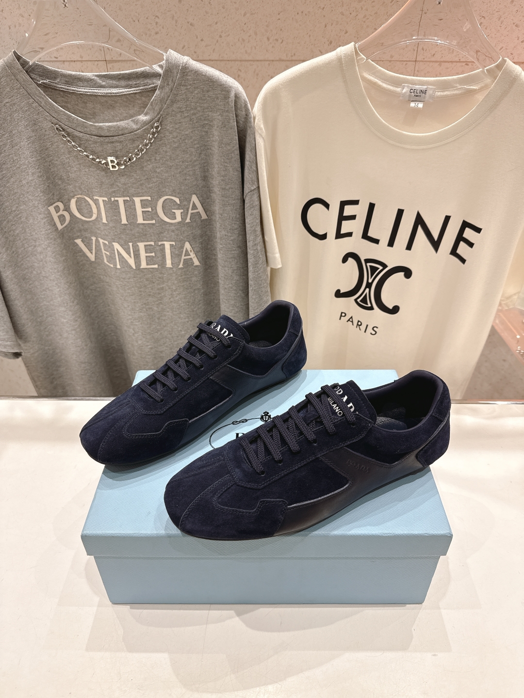 高版本出厂   情侣款
  Prada*普拉达P家25ssfw～new新款绑带情侣款休闲鞋，低调奢华懒人
