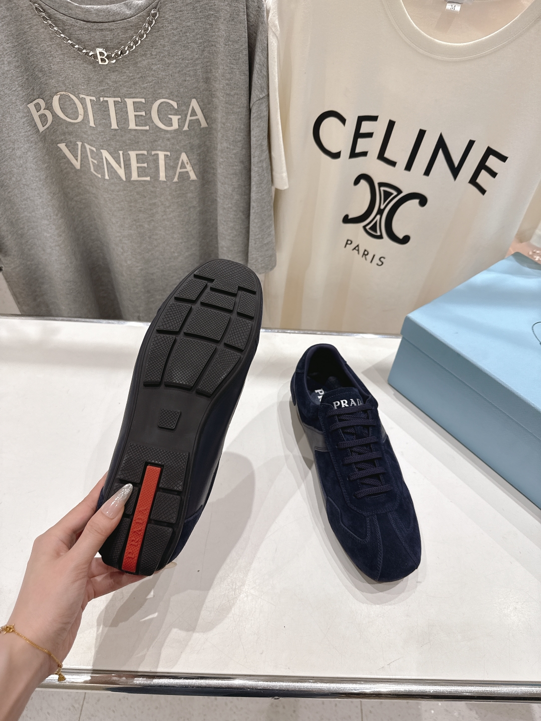 高版本出厂   情侣款
  Prada*普拉达P家25ssfw～new新款绑带情侣款休闲鞋，低调奢华懒人