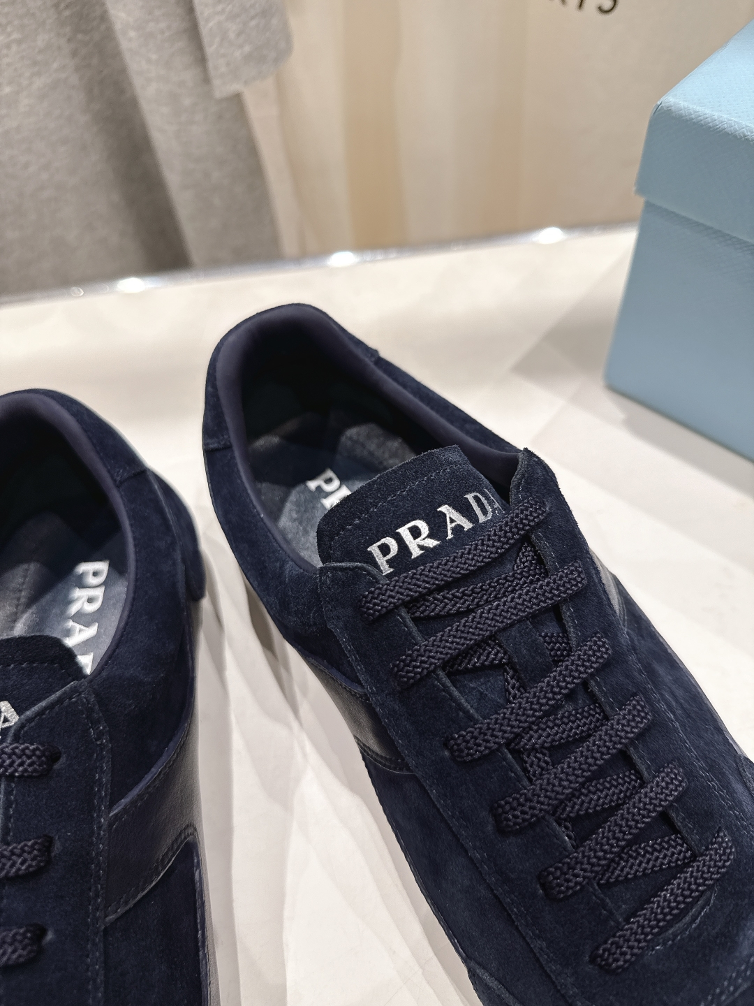 高版本出厂   情侣款
  Prada*普拉达P家25ssfw～new新款绑带情侣款休闲鞋，低调奢华懒人