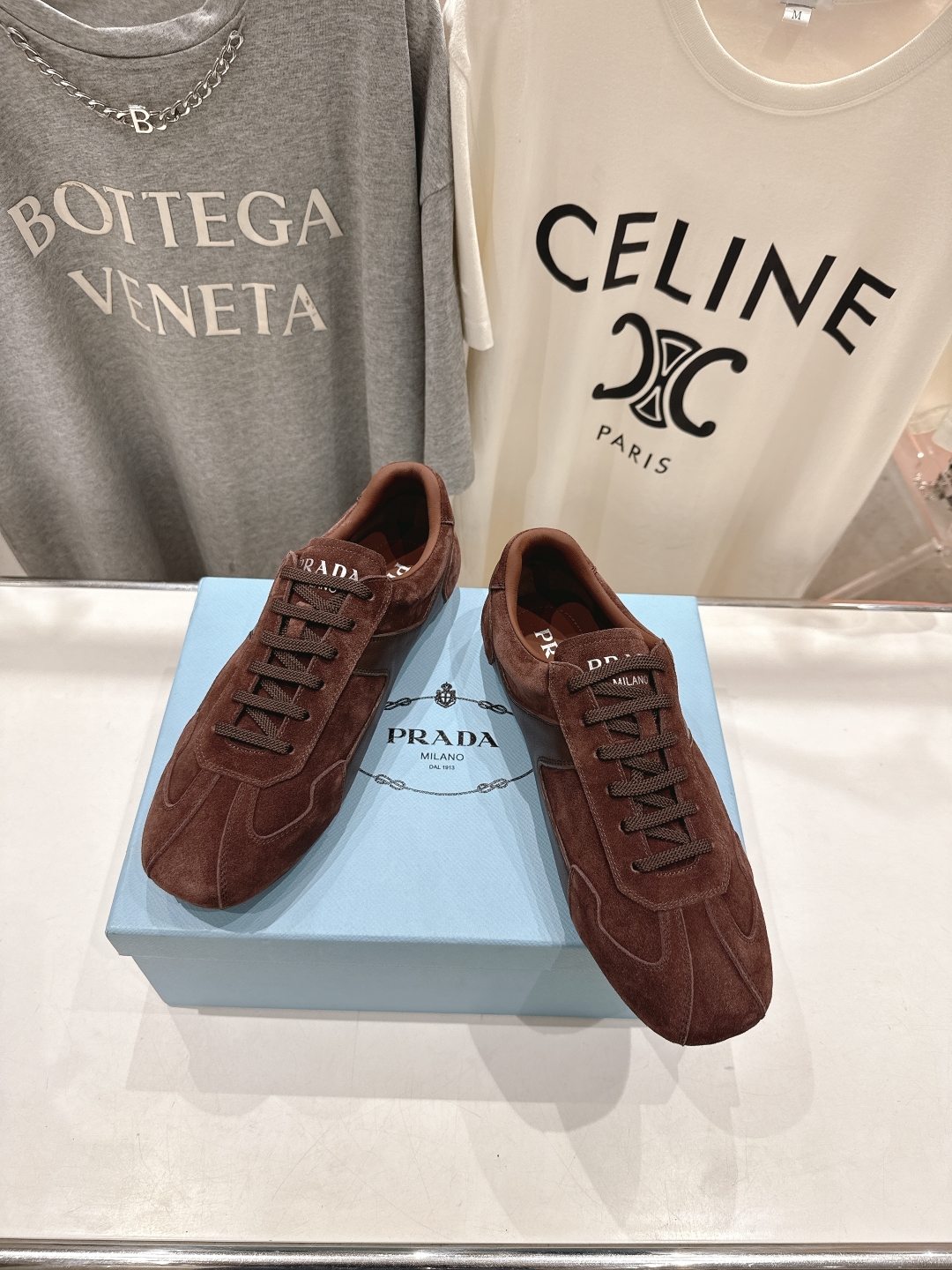 高版本出厂   情侣款
  Prada*普拉达P家25ssfw～new新款绑带情侣款休闲鞋，低调奢华懒人