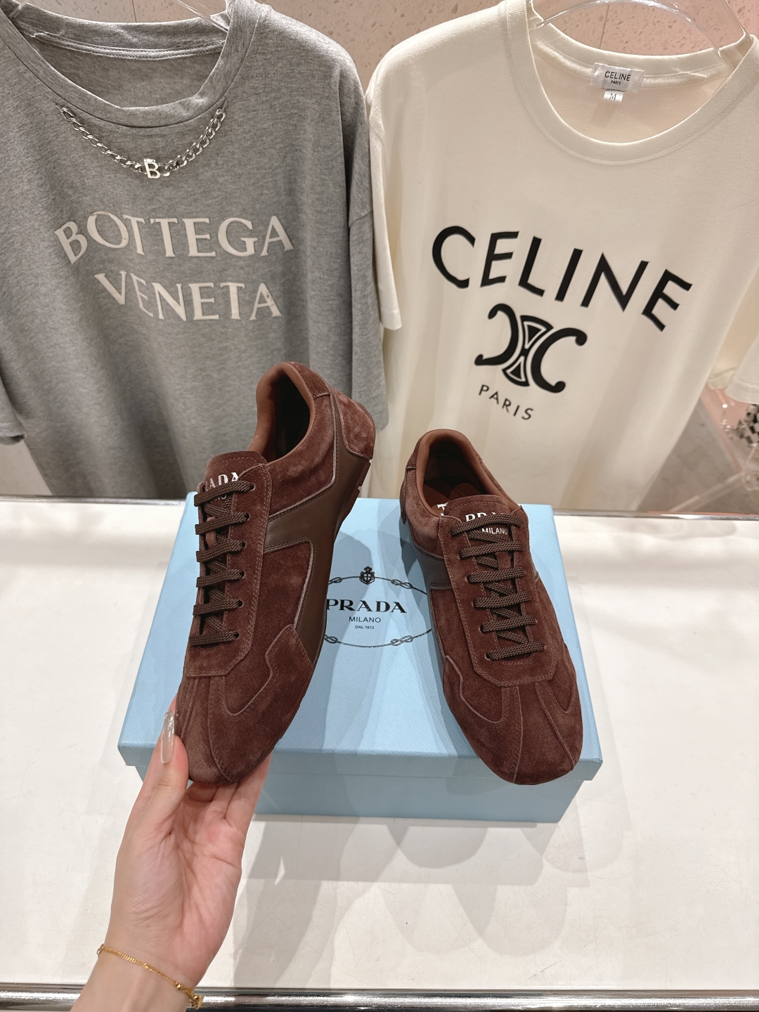高版本出厂   情侣款
  Prada*普拉达P家25ssfw～new新款绑带情侣款休闲鞋，低调奢华懒人