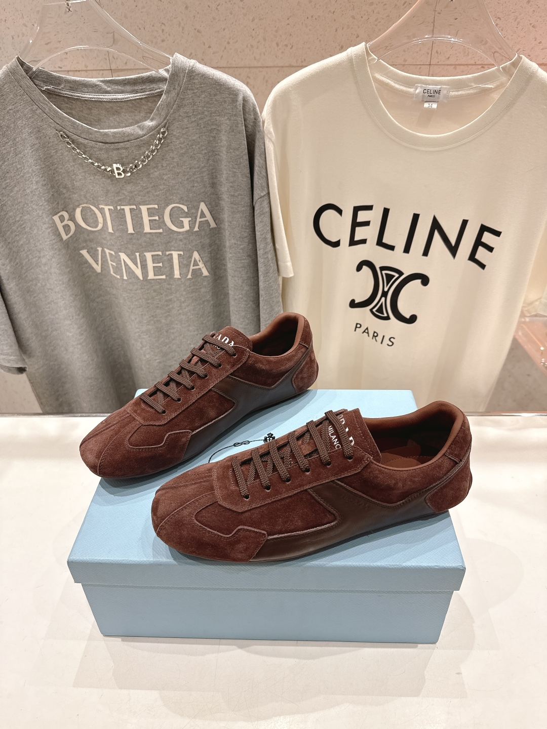 高版本出厂   情侣款
  Prada*普拉达P家25ssfw～new新款绑带情侣款休闲鞋，低调奢华懒人