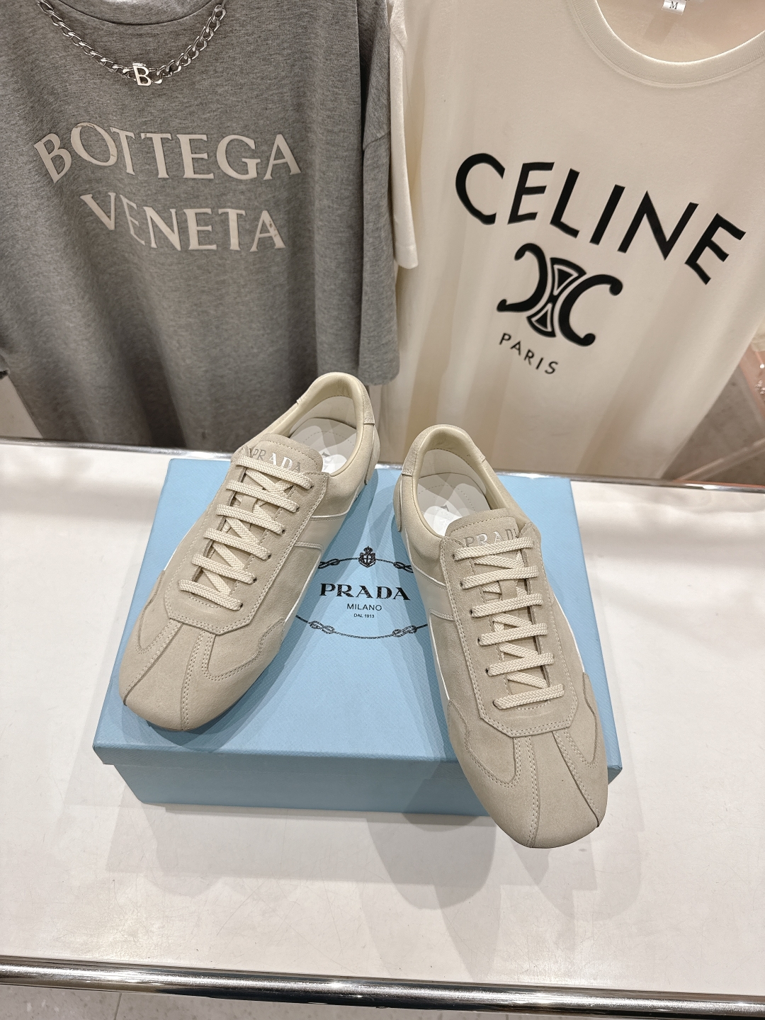 高版本出厂   情侣款
  Prada*普拉达P家25ssfw～new新款绑带情侣款休闲鞋，低调奢华懒人