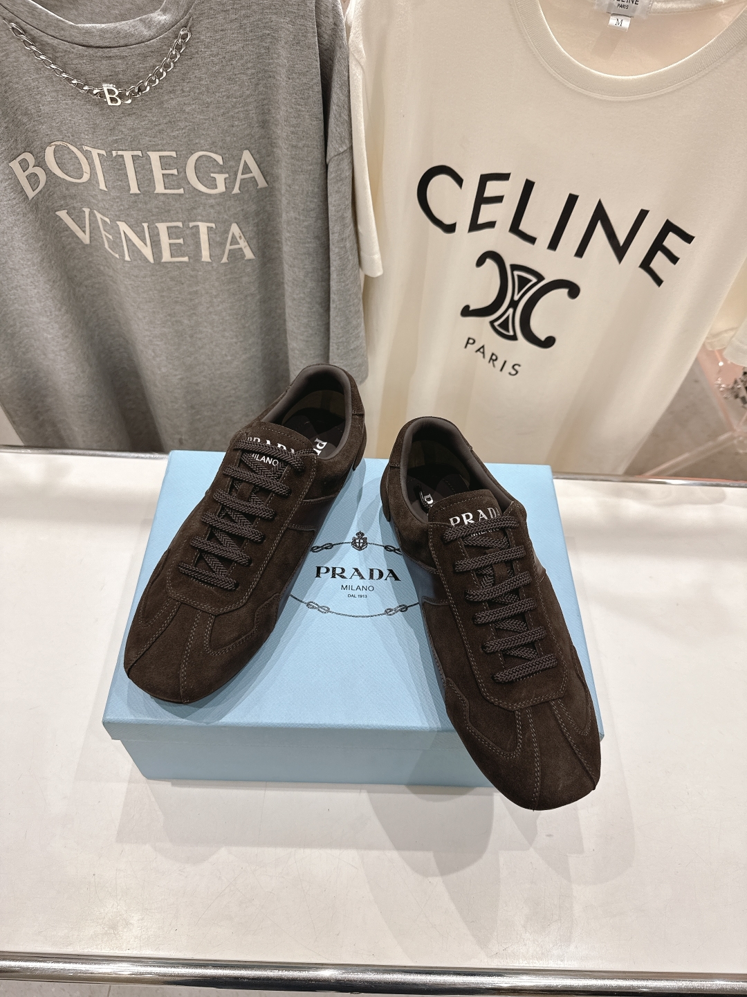 高版本出厂   情侣款
  Prada*普拉达P家25ssfw～new新款绑带情侣款休闲鞋，低调奢华懒人