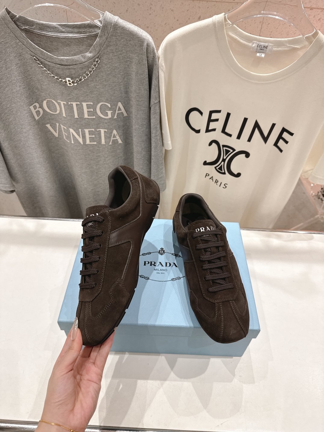 高版本出厂   情侣款
  Prada*普拉达P家25ssfw～new新款绑带情侣款休闲鞋，低调奢华懒人