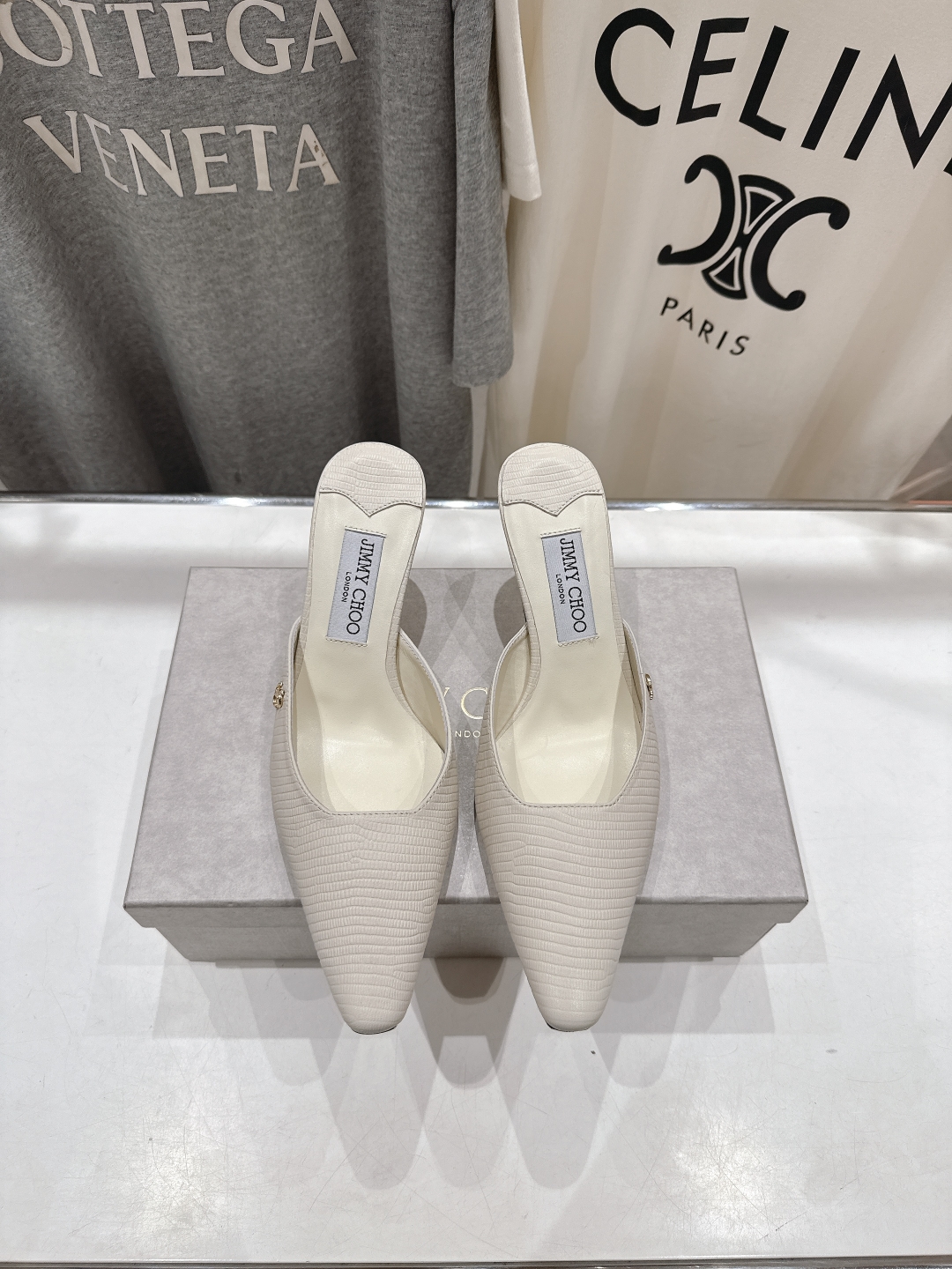 高版本出厂
  JIMMY CHOO*｜JC/吉米周2025ss新款简约尖头高跟鞋半包拖鞋

原版套楦，