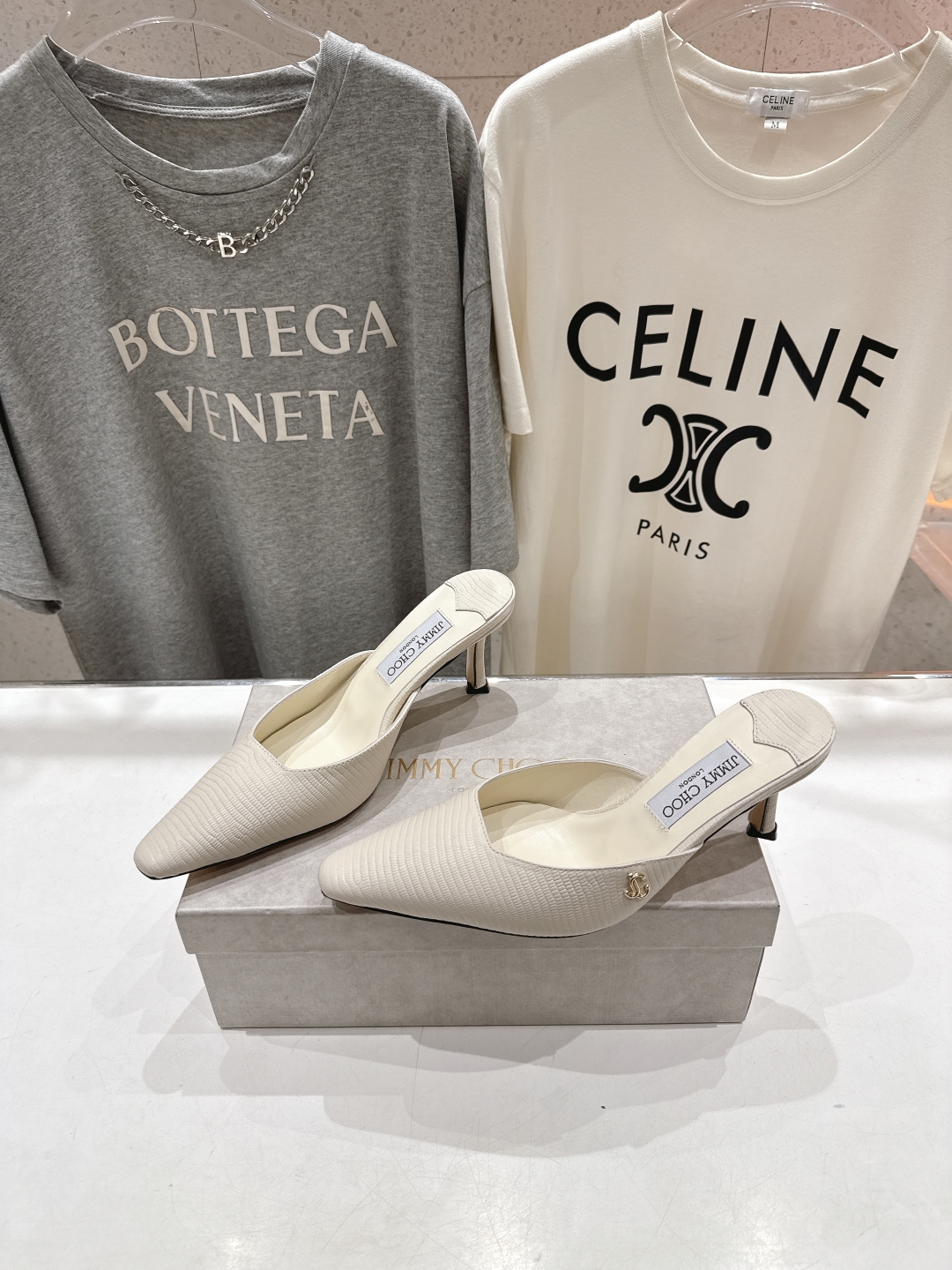 高版本出厂
  JIMMY CHOO*｜JC/吉米周2025ss新款简约尖头高跟鞋半包拖鞋

原版套楦，