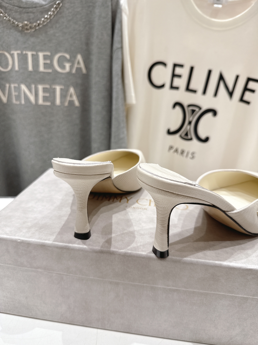 高版本出厂
  JIMMY CHOO*｜JC/吉米周2025ss新款简约尖头高跟鞋半包拖鞋

原版套楦，