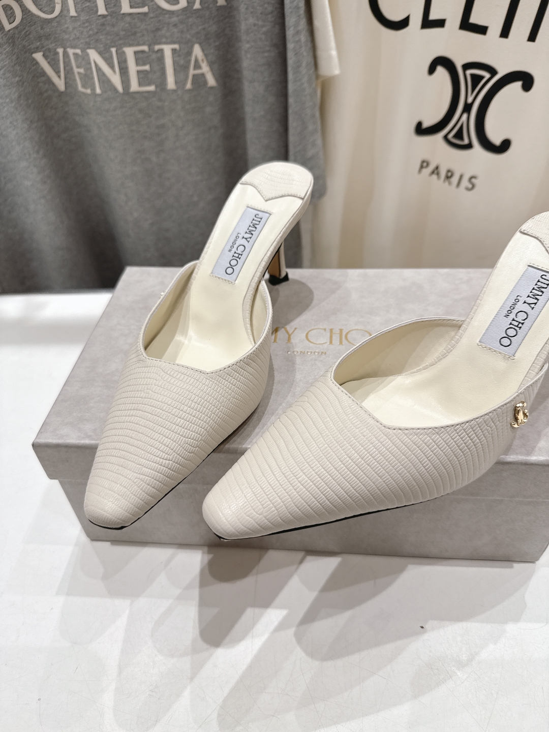 高版本出厂
  JIMMY CHOO*｜JC/吉米周2025ss新款简约尖头高跟鞋半包拖鞋

原版套楦，