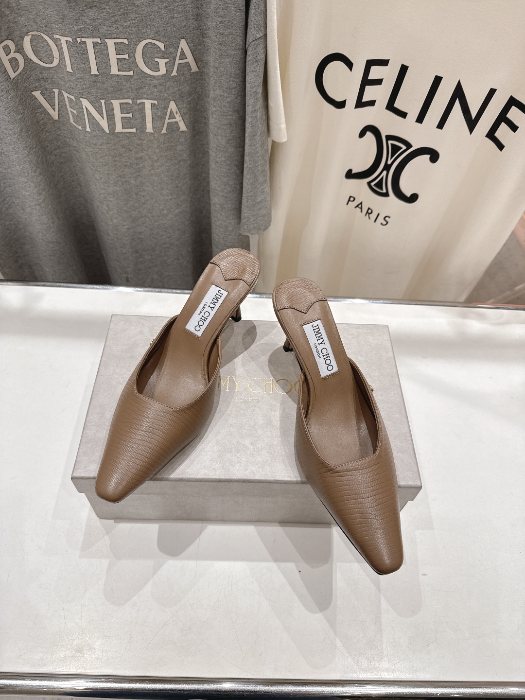 高版本出厂
  JIMMY CHOO*｜JC/吉米周2025ss新款简约尖头高跟鞋半包拖鞋

原版套楦，
