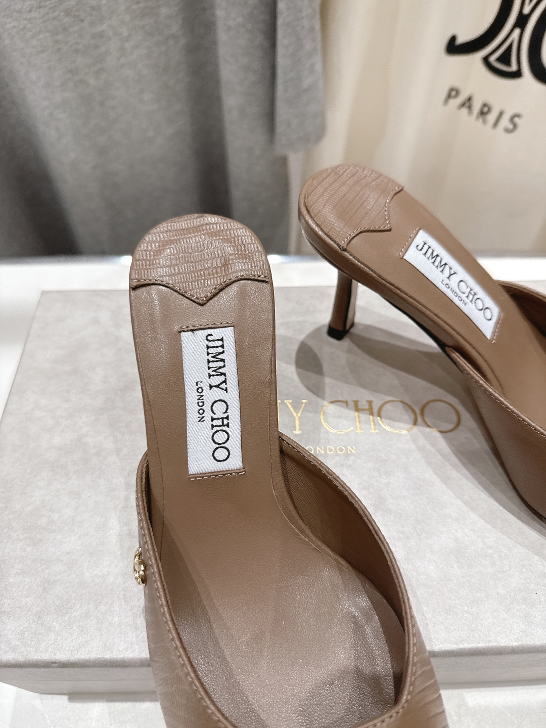 高版本出厂
  JIMMY CHOO*｜JC/吉米周2025ss新款简约尖头高跟鞋半包拖鞋

原版套楦，
