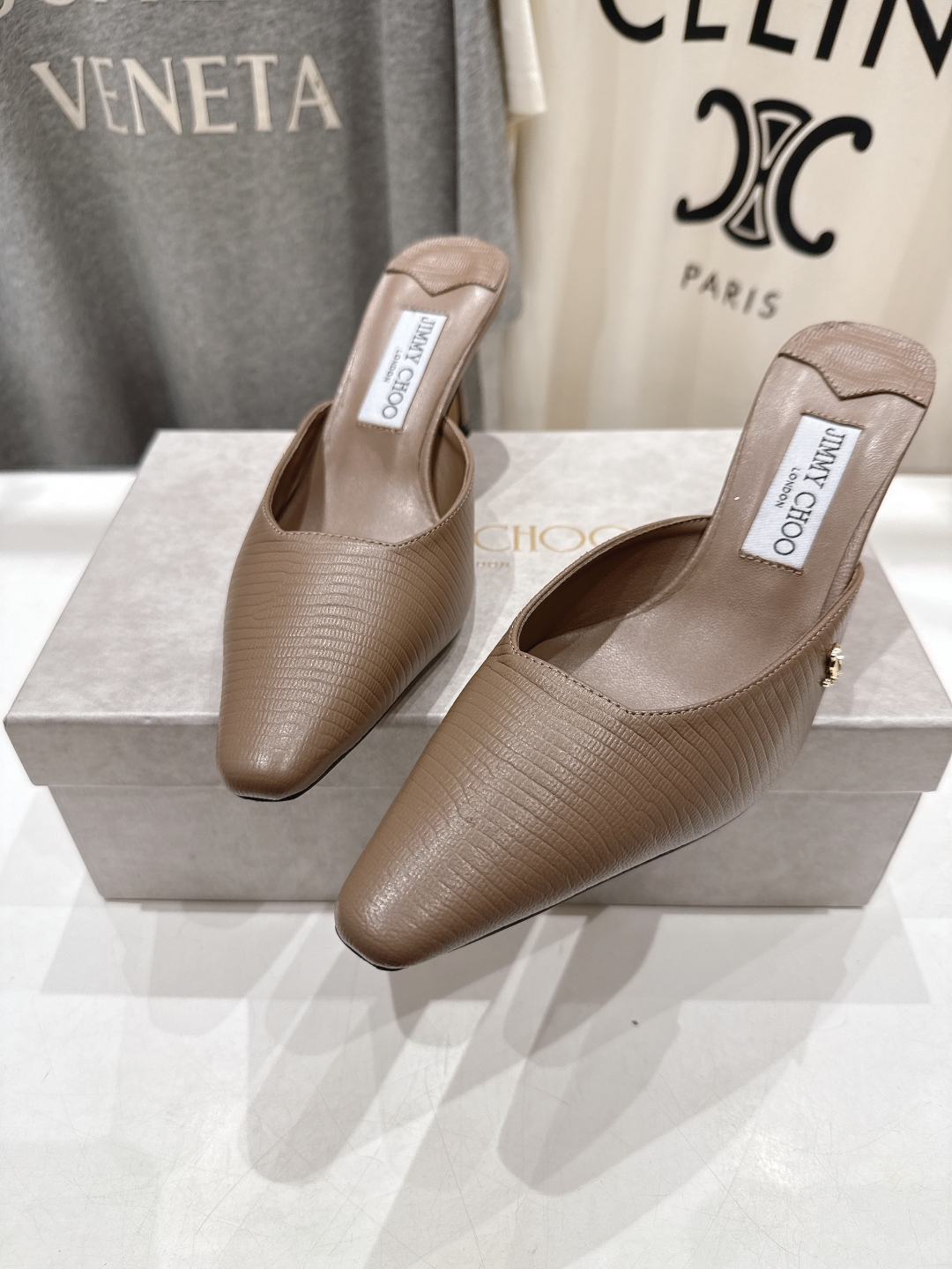 高版本出厂
  JIMMY CHOO*｜JC/吉米周2025ss新款简约尖头高跟鞋半包拖鞋

原版套楦，