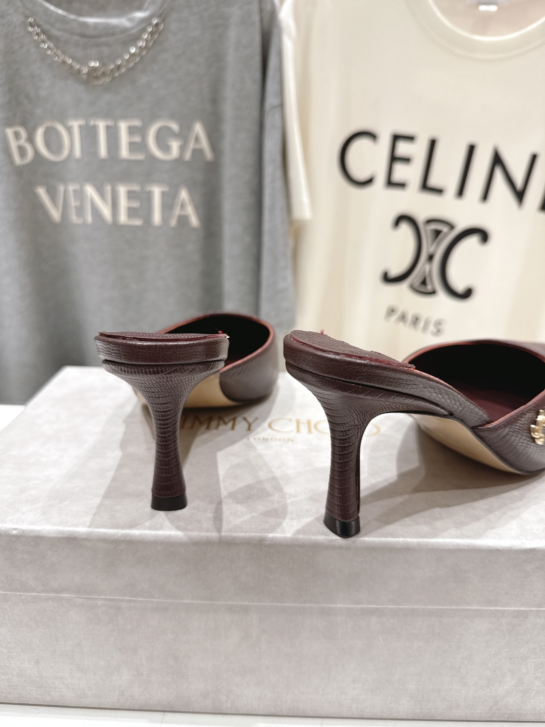 高版本出厂
  JIMMY CHOO*｜JC/吉米周2025ss新款简约尖头高跟鞋半包拖鞋

原版套楦，