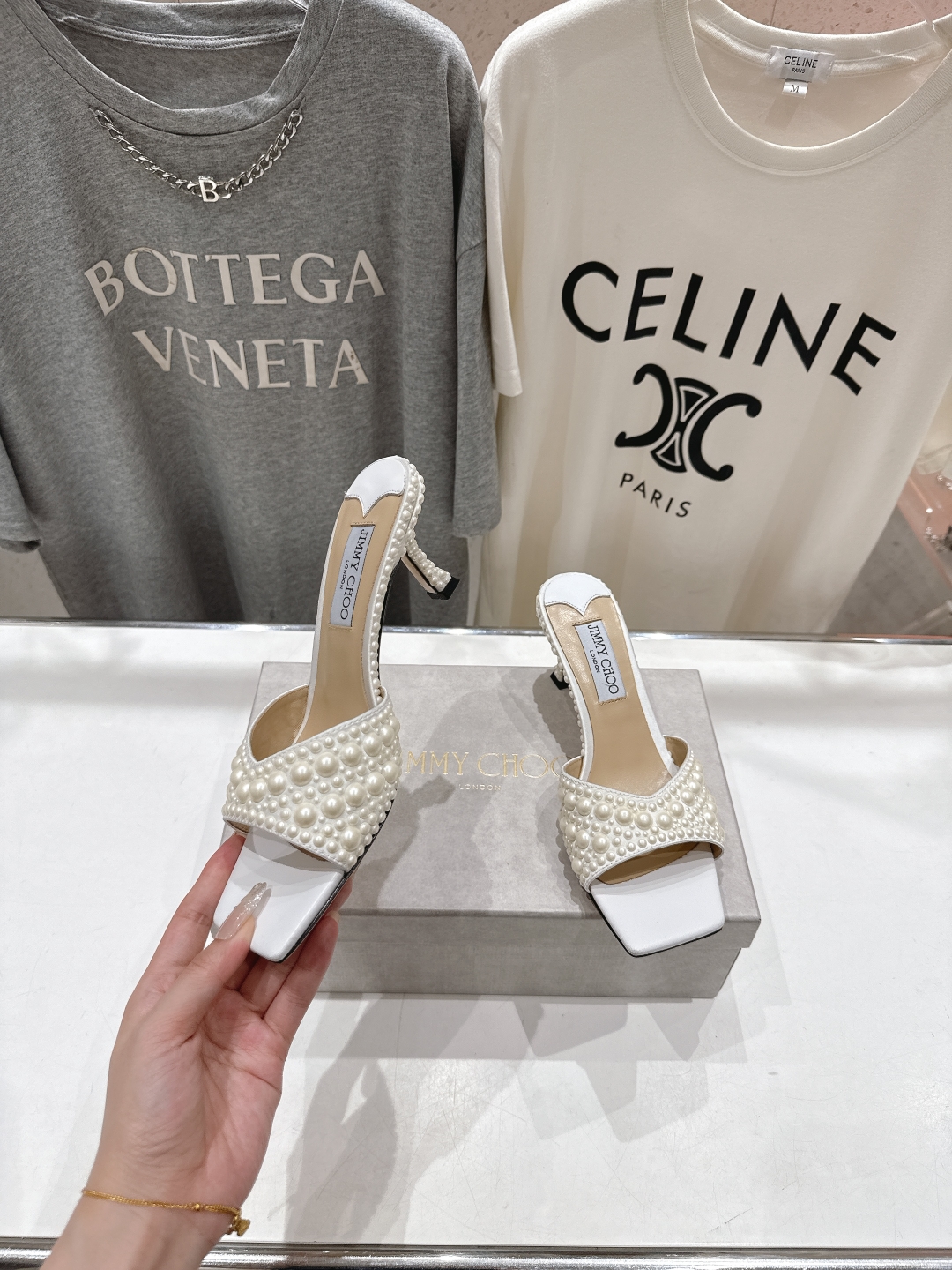 高版本出厂
  JIMMY CHOO*｜JC/吉米周2025ss春夏新款简约珍珠高跟鞋拖鞋

原版套楦，