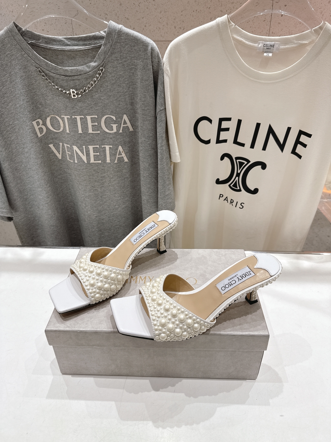 高版本出厂
  JIMMY CHOO*｜JC/吉米周2025ss春夏新款简约珍珠高跟鞋拖鞋

原版套楦，