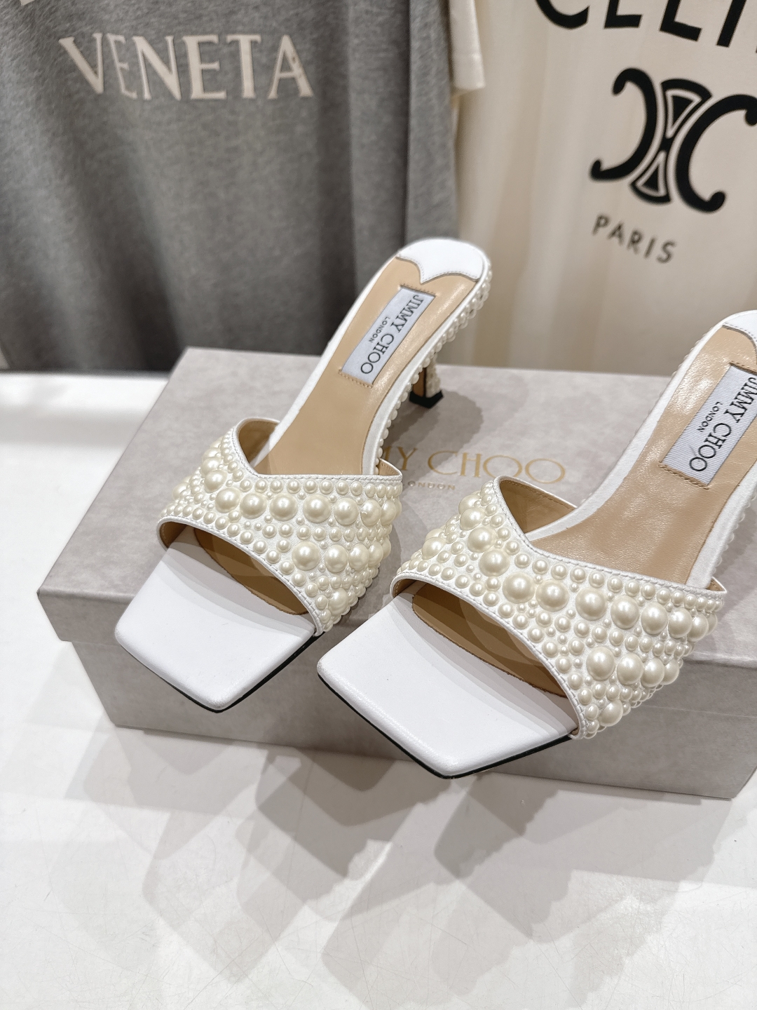高版本出厂
  JIMMY CHOO*｜JC/吉米周2025ss春夏新款简约珍珠高跟鞋拖鞋

原版套楦，