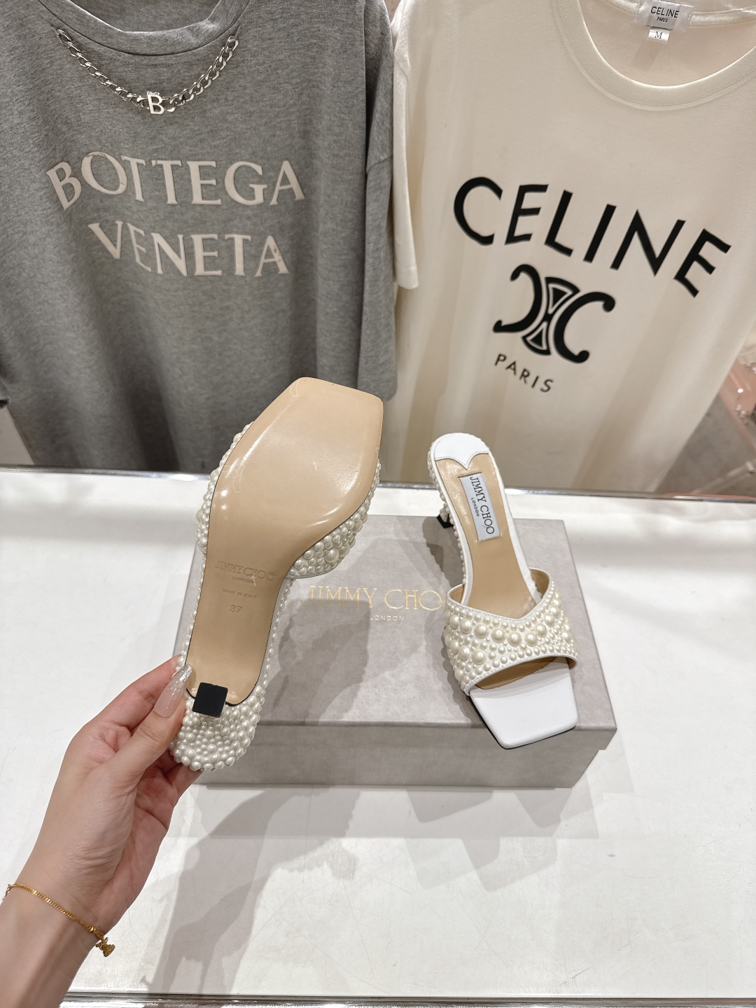 高版本出厂
  JIMMY CHOO*｜JC/吉米周2025ss春夏新款简约珍珠高跟鞋拖鞋

原版套楦，