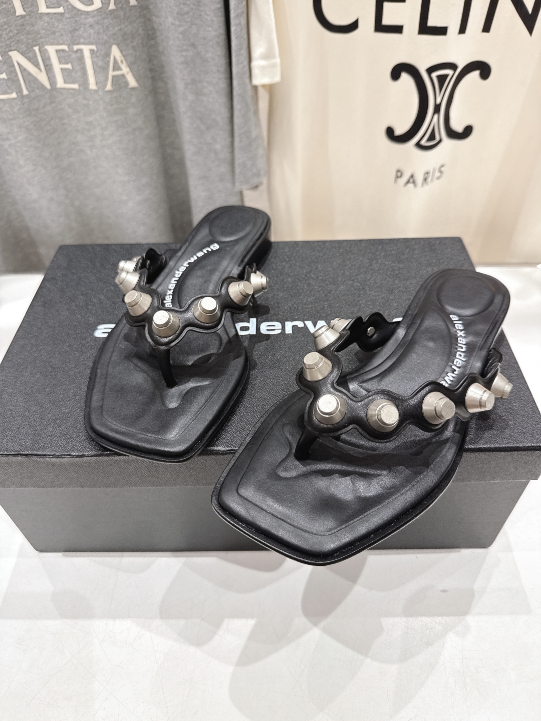 高版本出厂
「𝔸𝕝𝕖𝕩𝕒𝕟𝕕𝕖𝕣 𝕨𝕒𝕟𝕘」Alexander wang大王25ss/夏季新款夹脚拖鞋人