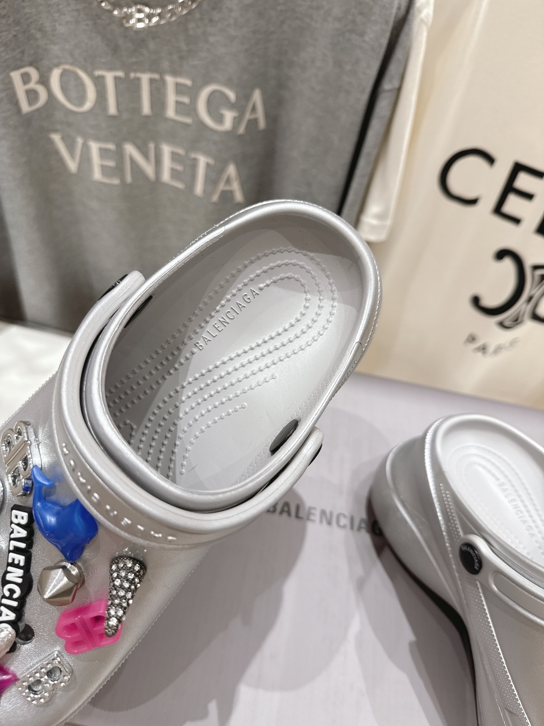 高版本出厂 男码+10
Balenciaga x Crocs~巴黎世家 & 卡骆驰联名款 2025ss