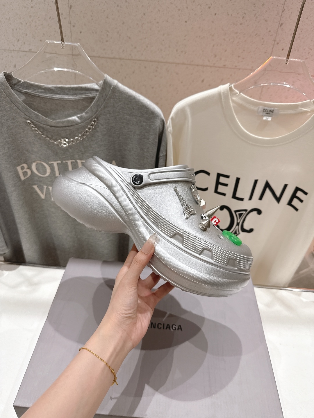 高版本出厂 男码+10
Balenciaga x Crocs~巴黎世家 & 卡骆驰联名款 2025ss