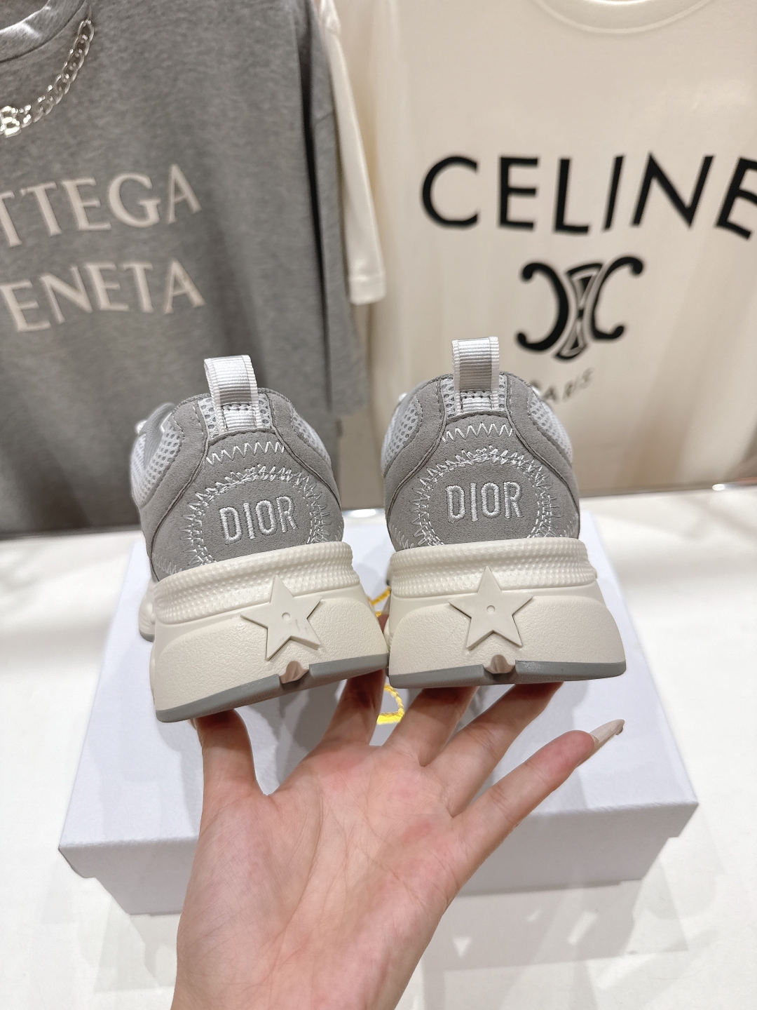 市场高版本
   Dior*迪奥D家 vibe运动鞋是ss25新款发布秀标志性款式，融入d家高定精神诠释