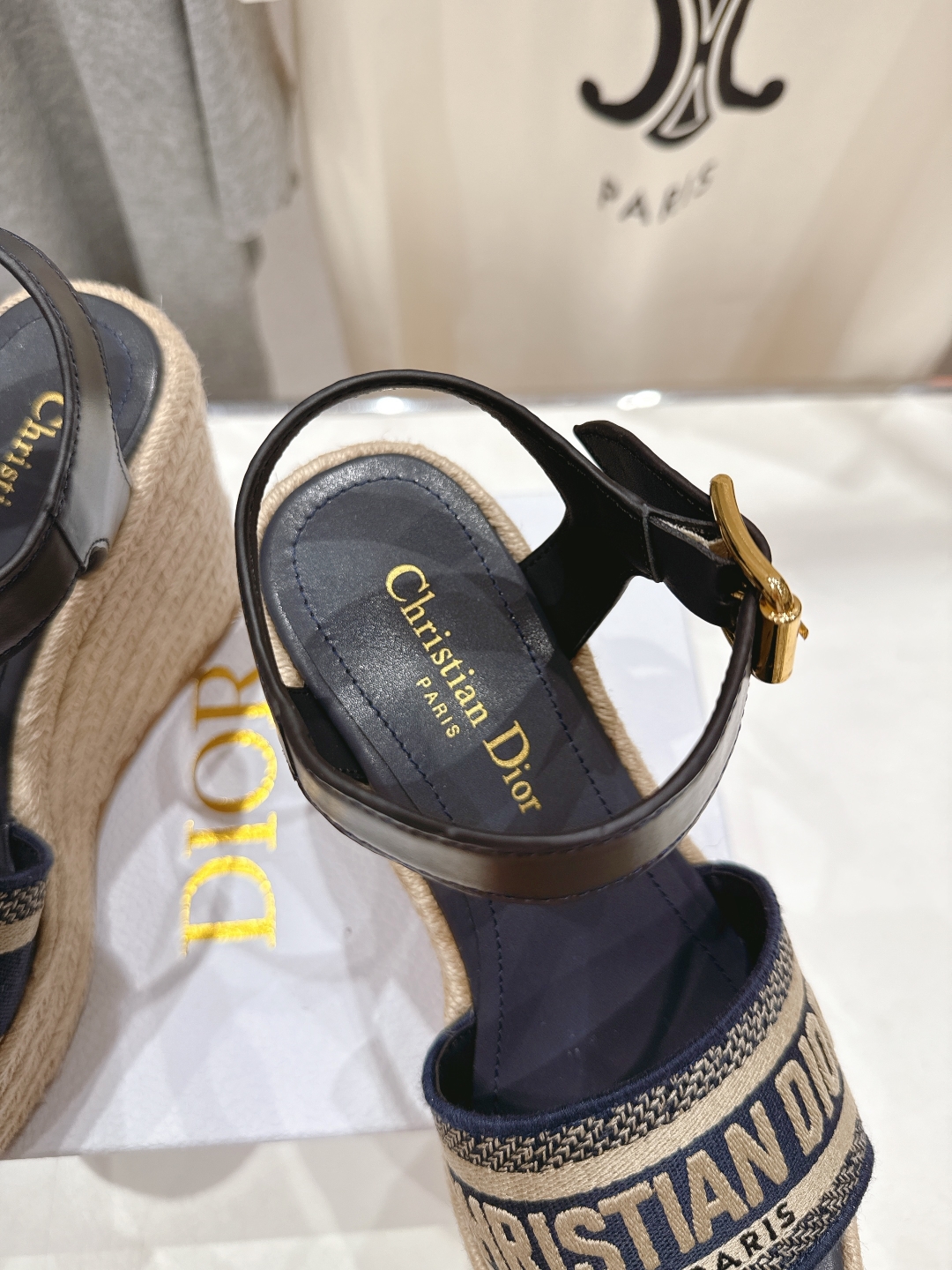 高版本出厂
  Dior*迪奥D家2025ss春夏新款仙女风坡跟凉鞋

11原版复刻 市面上最高版本 各