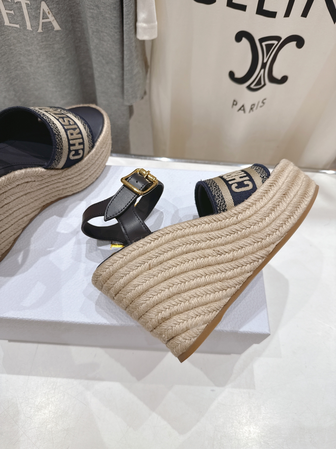 高版本出厂
  Dior*迪奥D家2025ss春夏新款仙女风坡跟凉鞋

11原版复刻 市面上最高版本 各