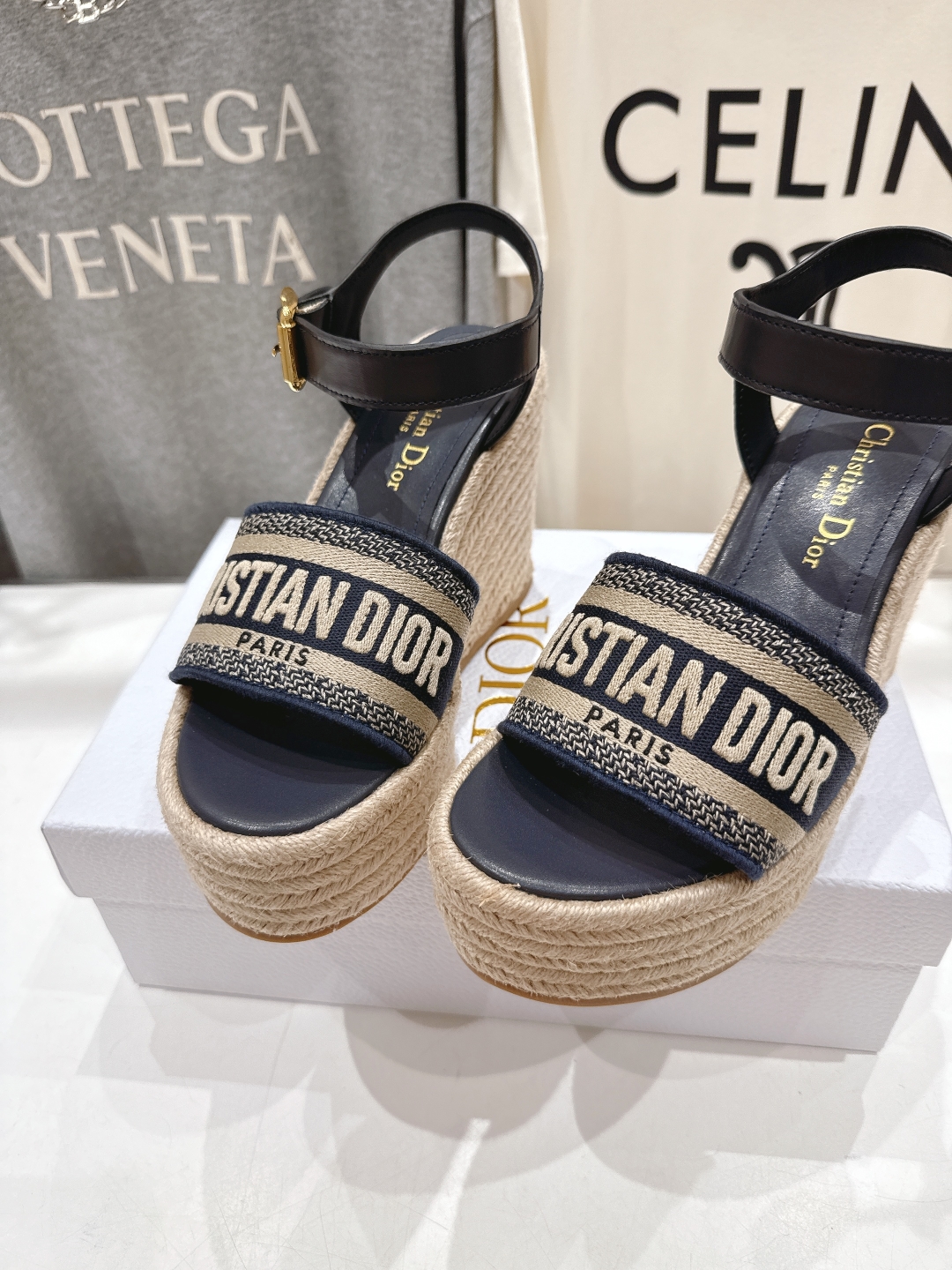 高版本出厂
  Dior*迪奥D家2025ss春夏新款仙女风坡跟凉鞋

11原版复刻 市面上最高版本 各