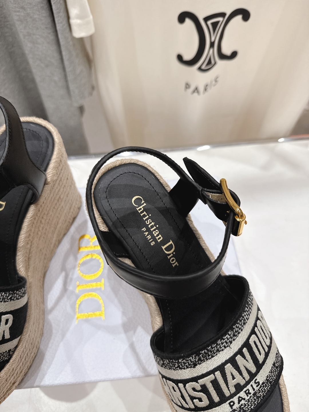 高版本出厂
  Dior*迪奥D家2025ss春夏新款仙女风坡跟凉鞋

11原版复刻 市面上最高版本 各