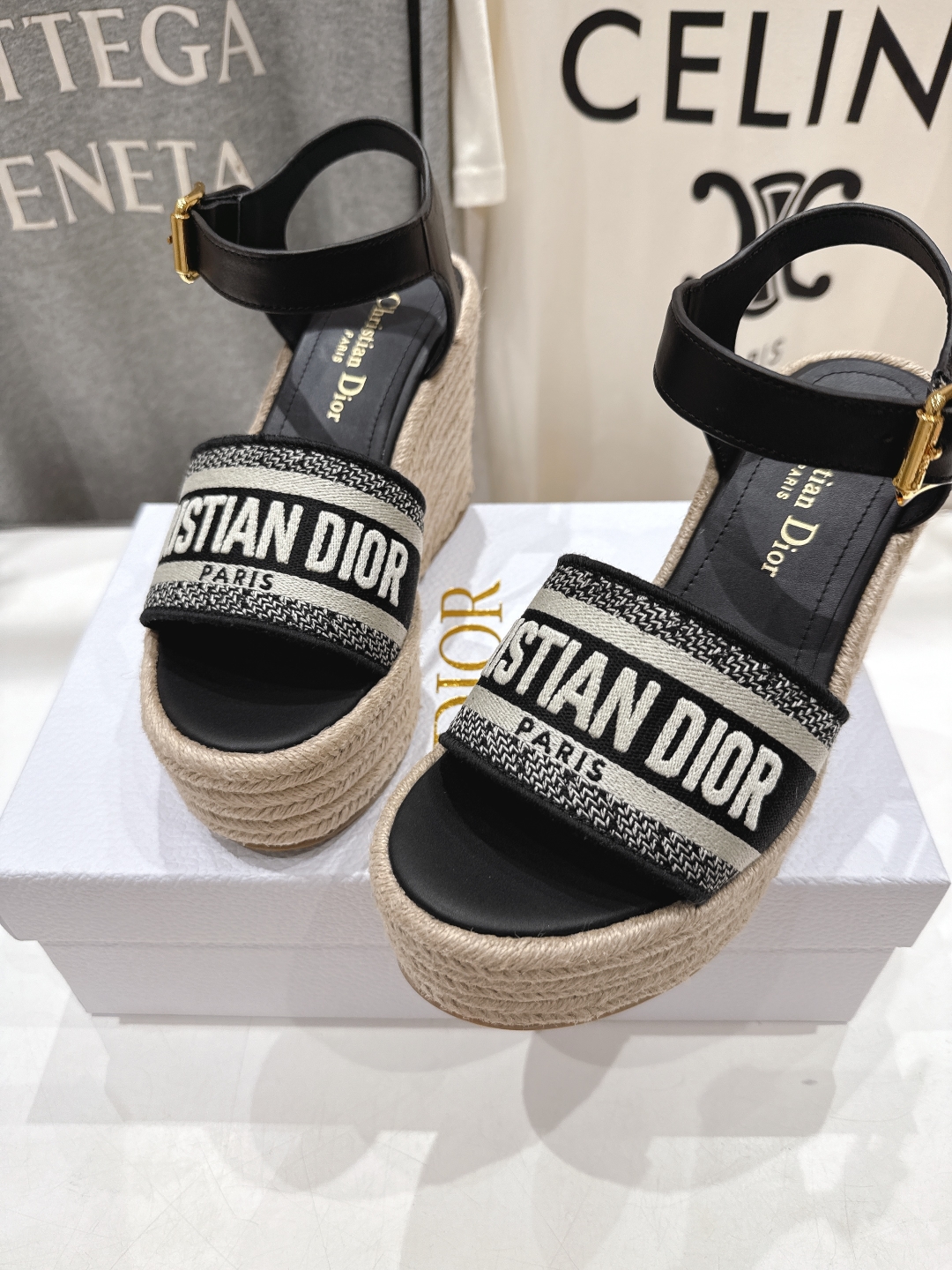 高版本出厂
  Dior*迪奥D家2025ss春夏新款仙女风坡跟凉鞋

11原版复刻 市面上最高版本 各