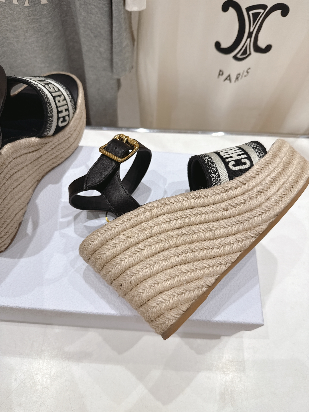 高版本出厂
  Dior*迪奥D家2025ss春夏新款仙女风坡跟凉鞋

11原版复刻 市面上最高版本 各