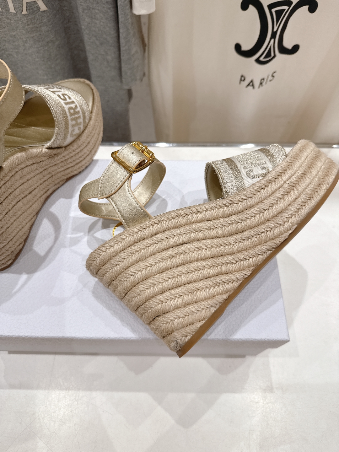 高版本出厂
  Dior*迪奥D家2025ss春夏新款仙女风坡跟凉鞋

11原版复刻 市面上最高版本 各