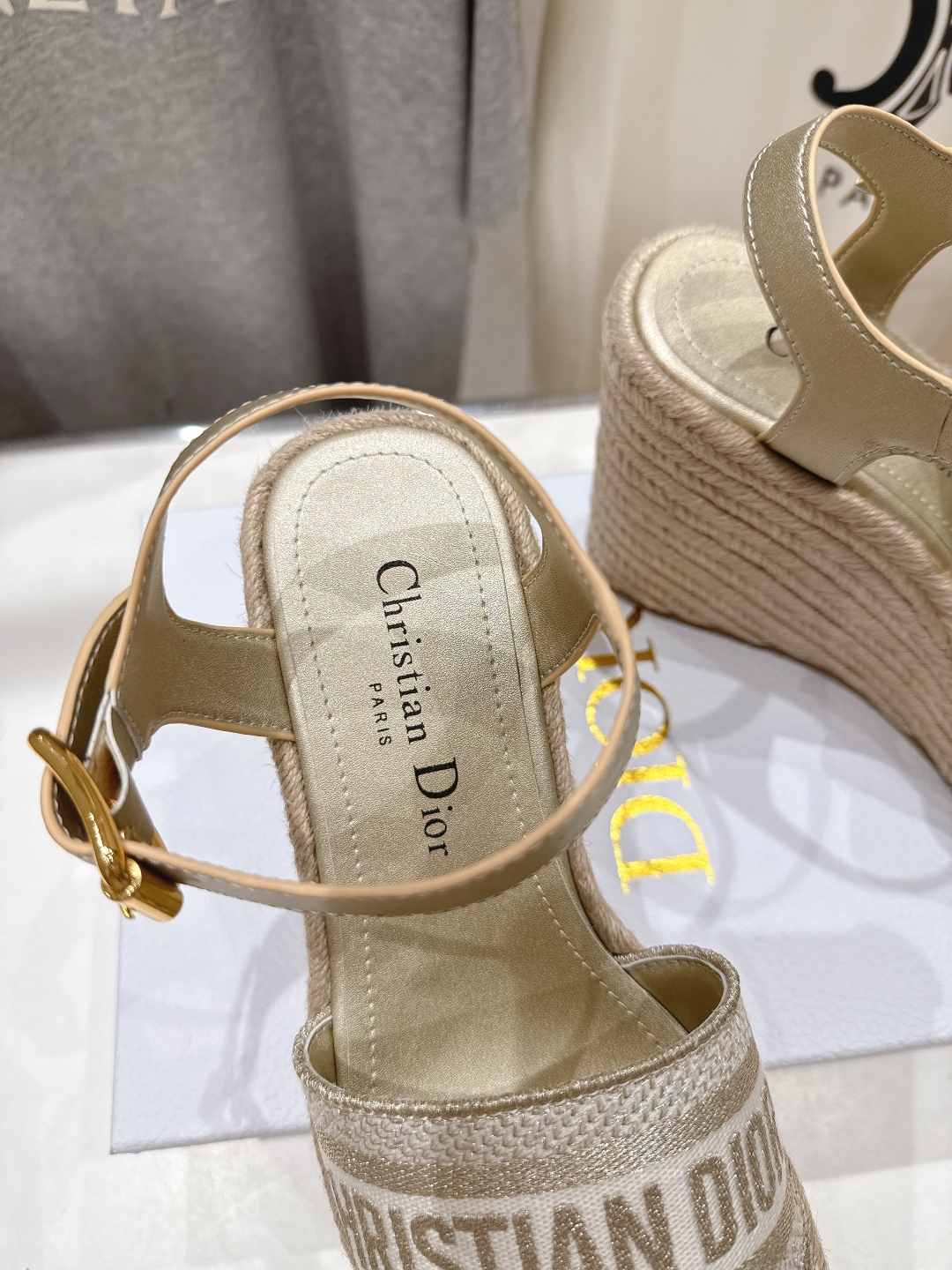 高版本出厂
  Dior*迪奥D家2025ss春夏新款仙女风坡跟凉鞋

11原版复刻 市面上最高版本 各