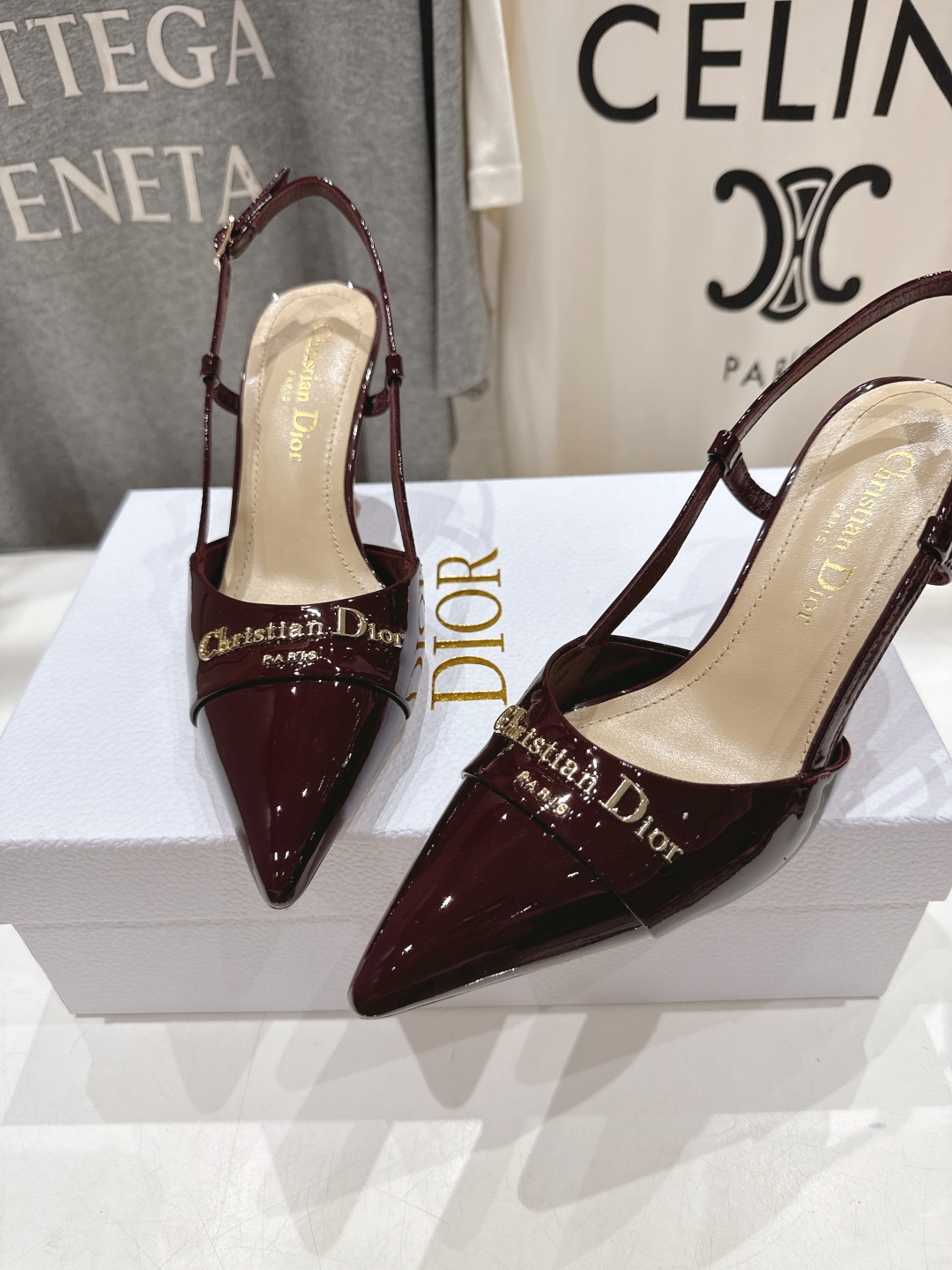 高版本出厂 
  DIOR*迪奥D家2025ss春夏新款尖头高跟鞋凉鞋时装鞋！顶级版本～
超美的脚踝扣上