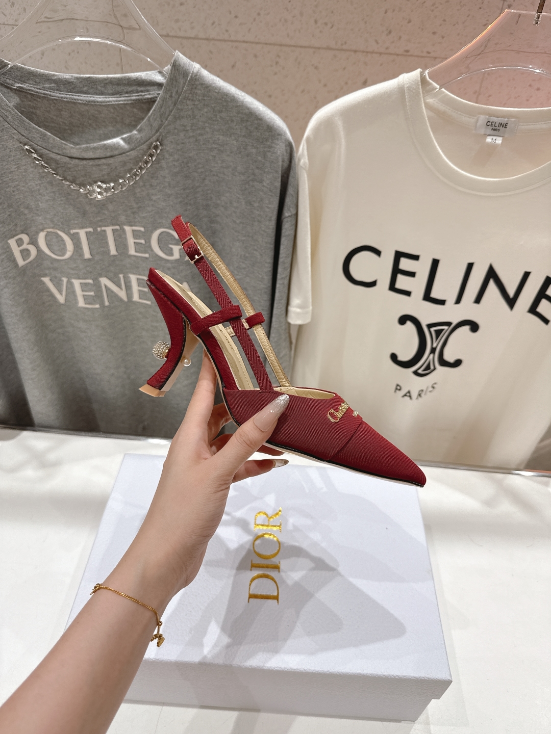 高版本出厂 
  DIOR*迪奥D家2025ss春夏新款尖头高跟鞋凉鞋时装鞋！顶级版本～
超美的脚踝扣上