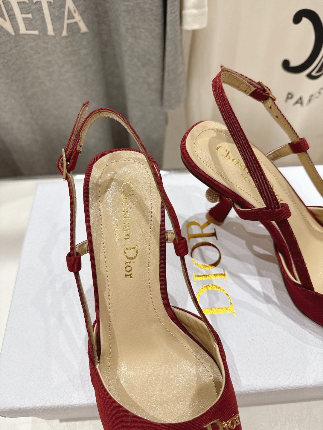 高版本出厂 
  DIOR*迪奥D家2025ss春夏新款尖头高跟鞋凉鞋时装鞋！顶级版本～
超美的脚踝扣上