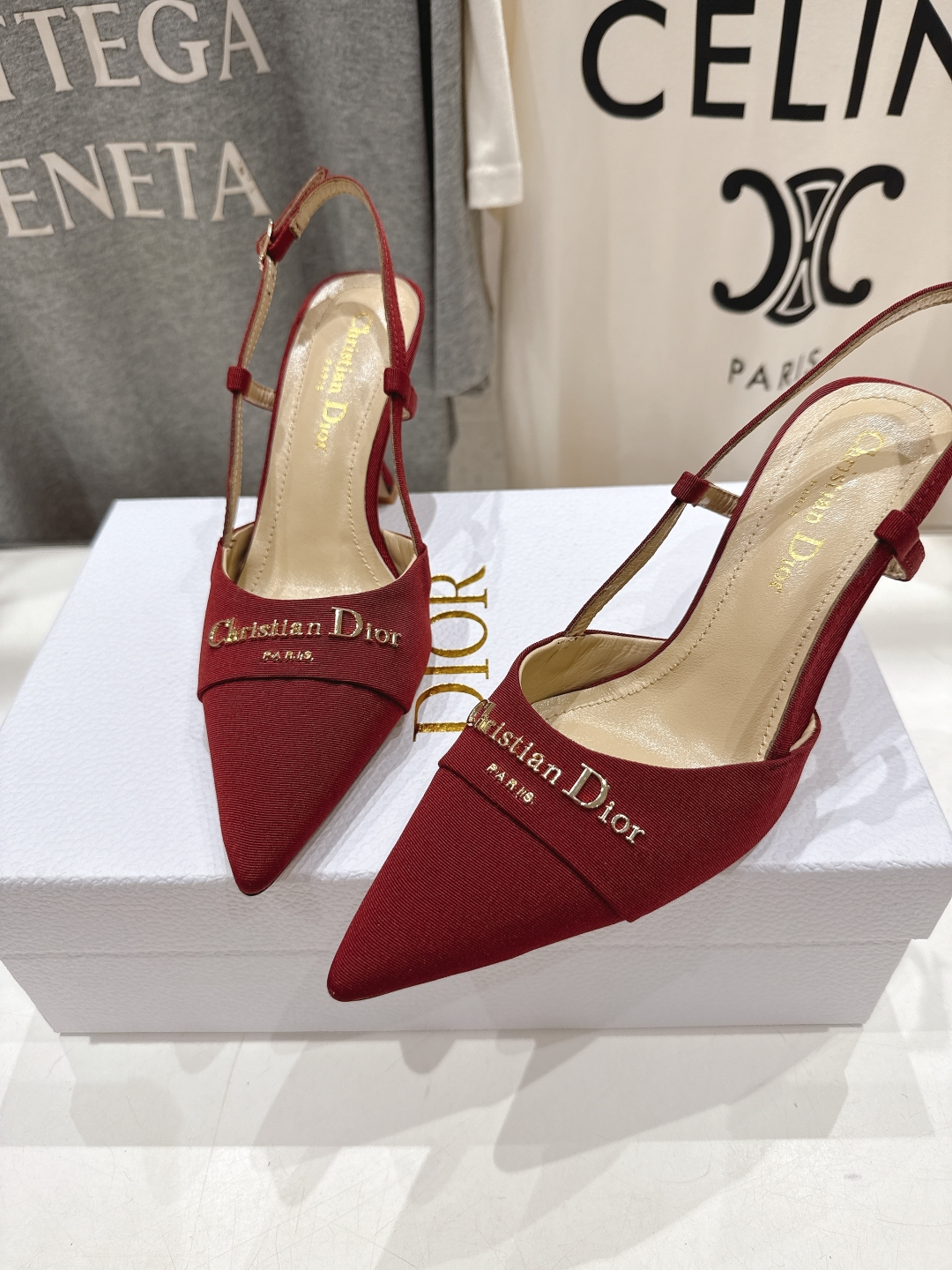 高版本出厂 
  DIOR*迪奥D家2025ss春夏新款尖头高跟鞋凉鞋时装鞋！顶级版本～
超美的脚踝扣上