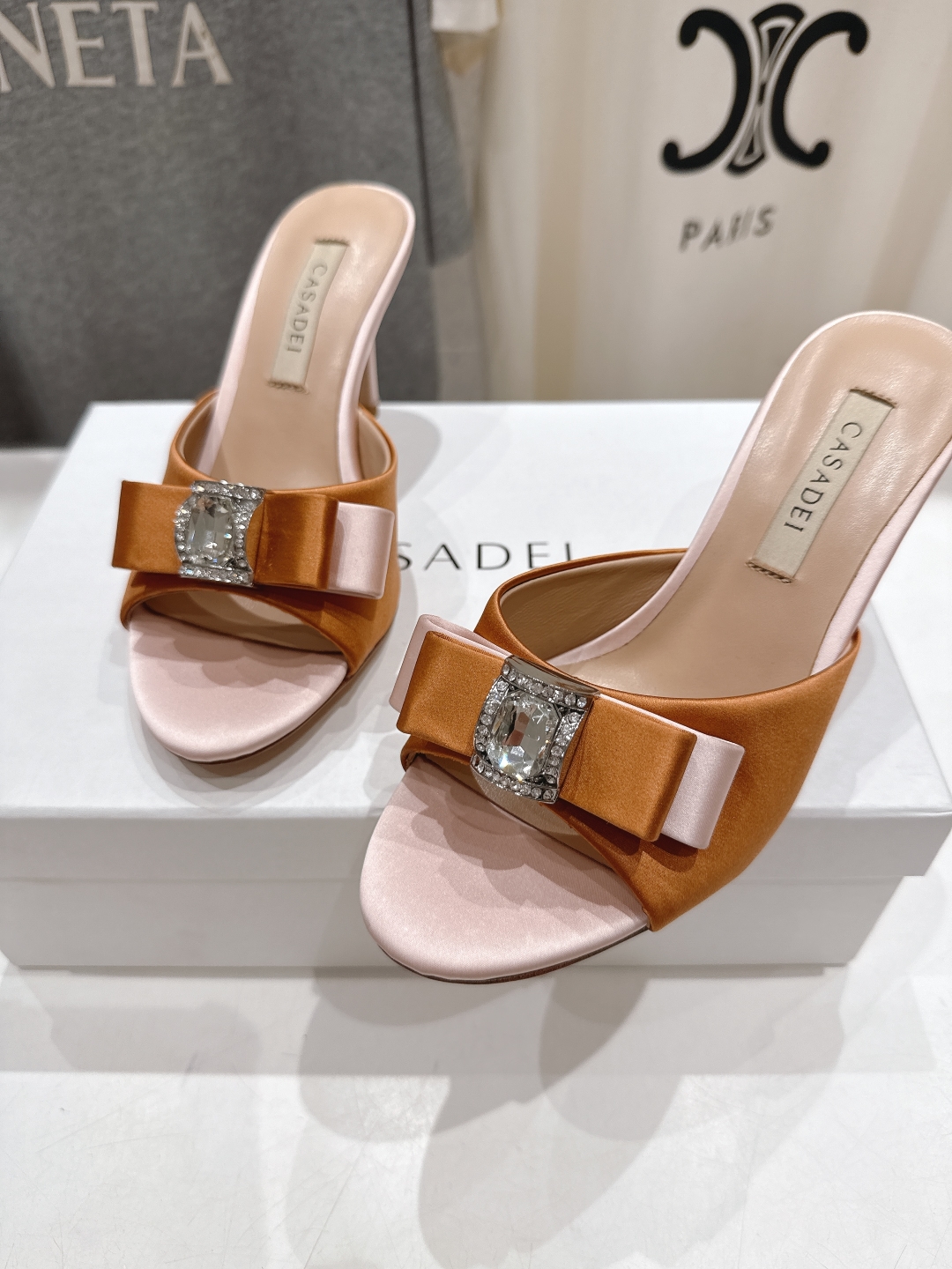 高版本出厂
  CASADEI｜卡桑帝 2025/ss 𝐧𝐞𝐰 夏季新品蝴蝶结高跟鞋拖鞋
F/W25最性